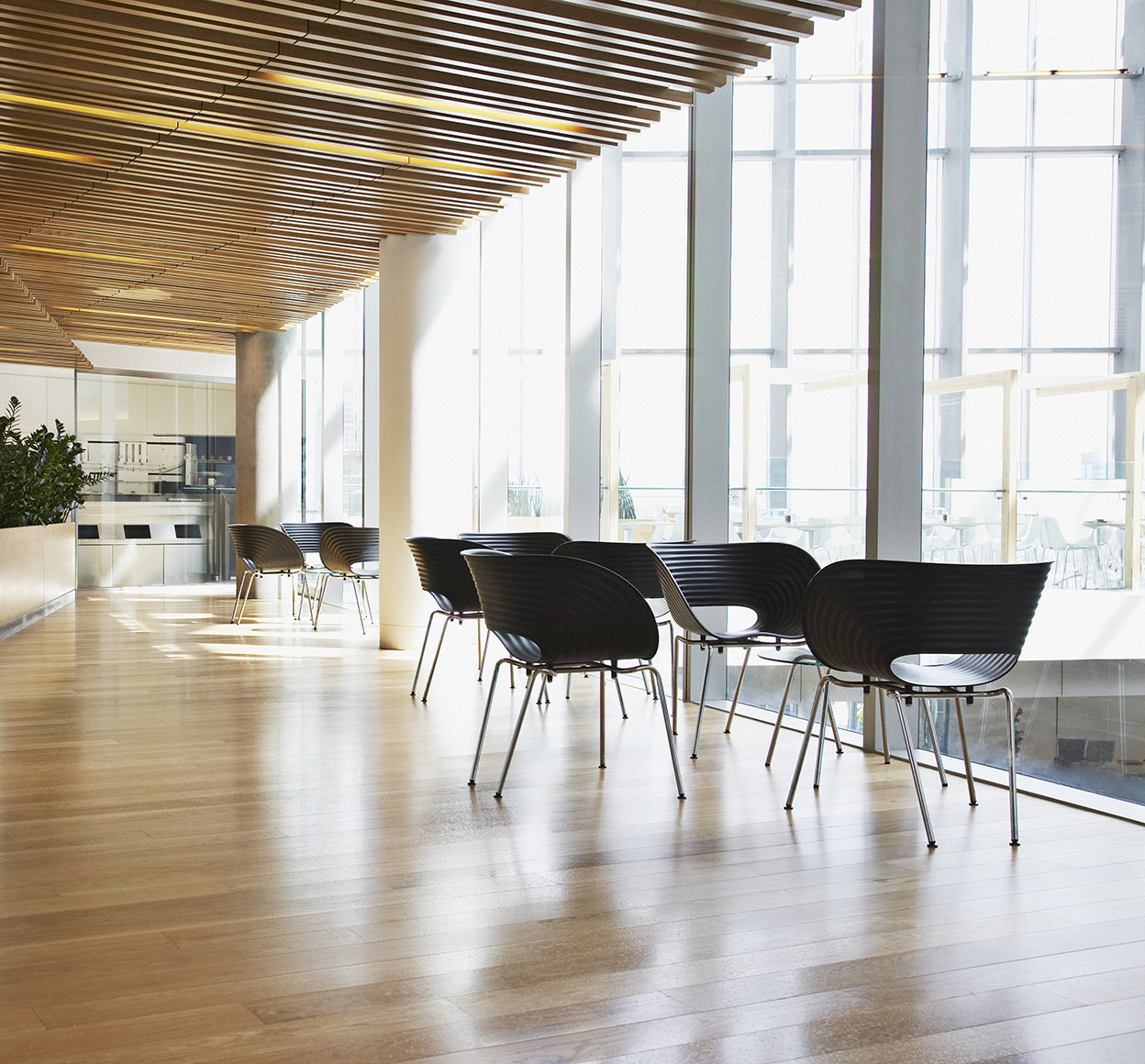 Un couloir dans un immeuble de bureaux moderne